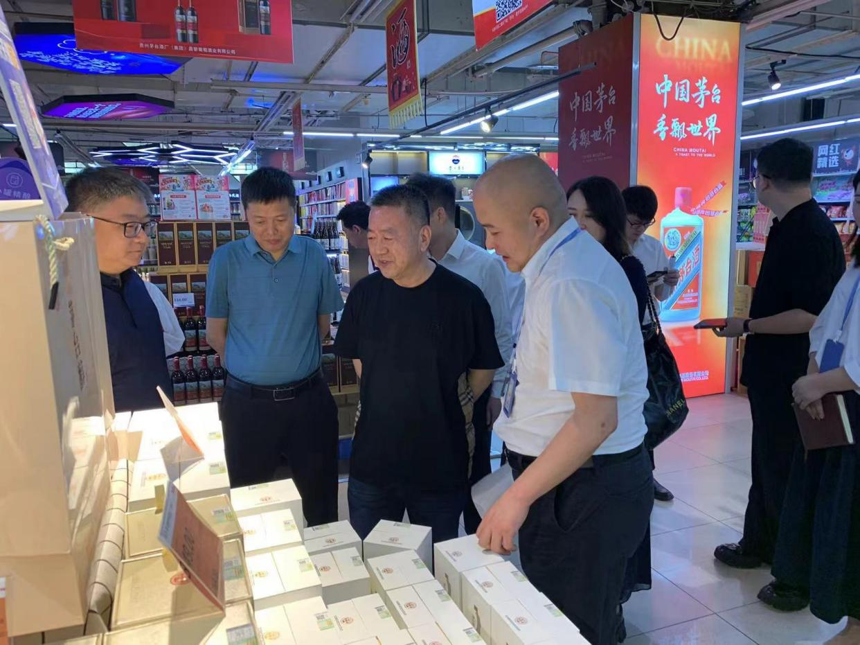 貴州茅臺酒廠（集團）有限責任公司黨委委員、副總經(jīng)理萬波一行調研西安市人人樂超市有限公司茅臺酒市場